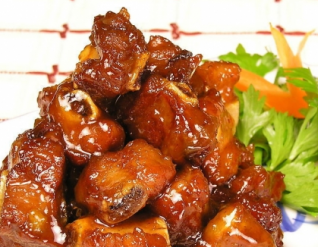 Sườn rim chua ngọt thưởng thức cùng cơm trắng