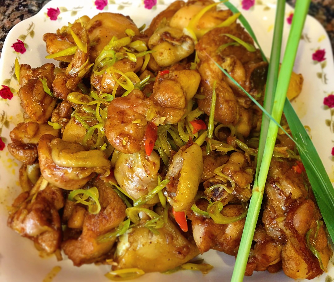 Chicken fried with lemongrass and chili