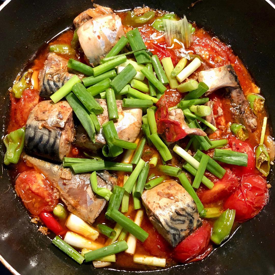 Cá nục kho cà chua