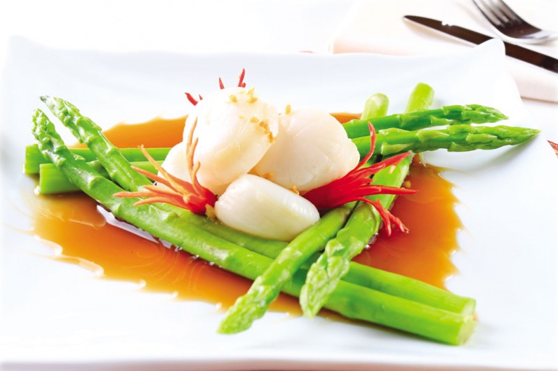 Scallops with asparagus sauce