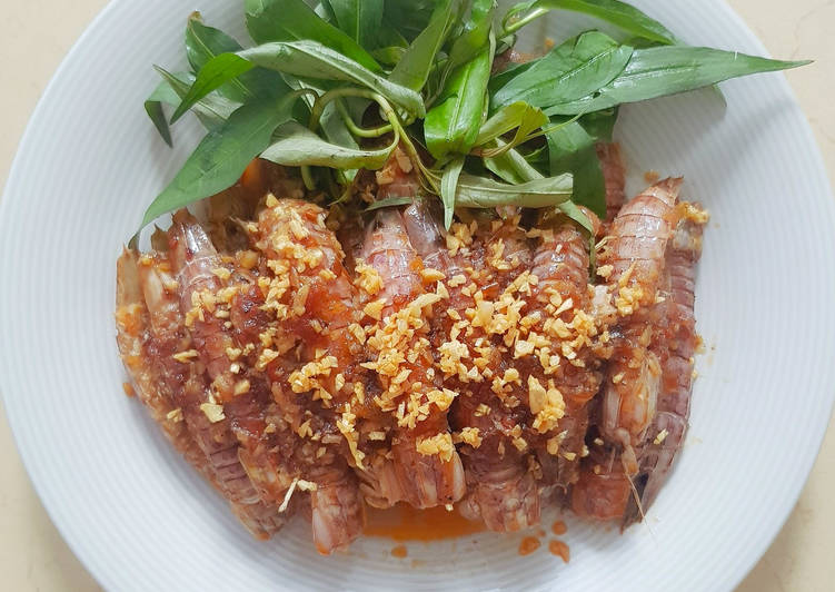 Burning shrimp with garlic