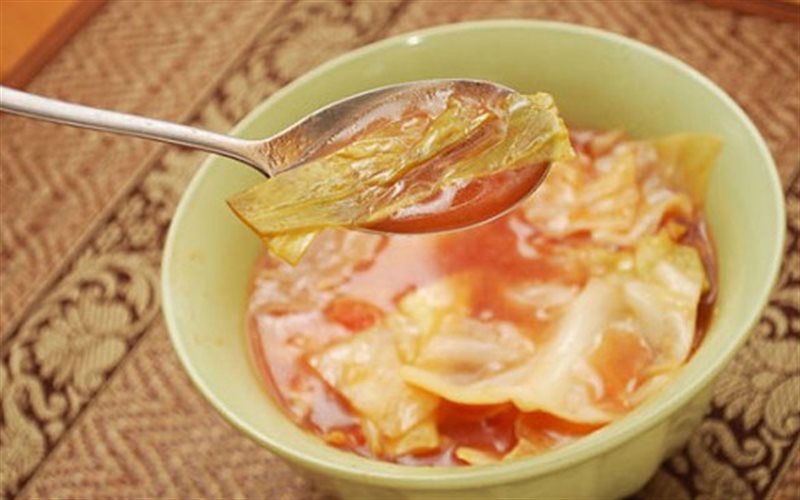 Bắp cải nấu canh với cà chua