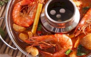 Lẩu tôm cay nồng - ấm áp bên gia đình