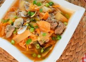 Canh sườn heo nấu cùng kimchi