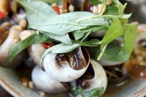 Ốc mỡ xào tỏi truyền thống