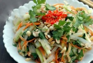 Gỏi gà trộn hành tây