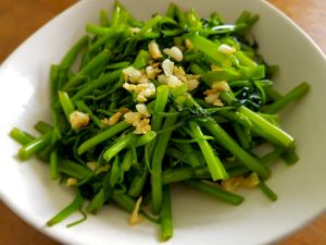 Rau muống xào tỏi nhanh chóng