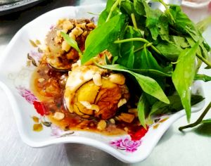 Vịt lộn xào me