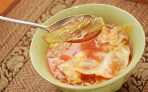 Bắp cải nấu canh với cà chua
